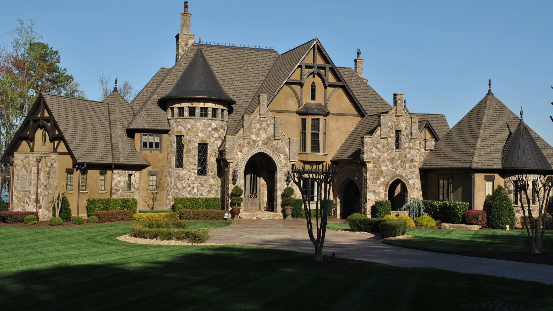 Home in Mountain Brook, AL with manicured lawn and landscape.