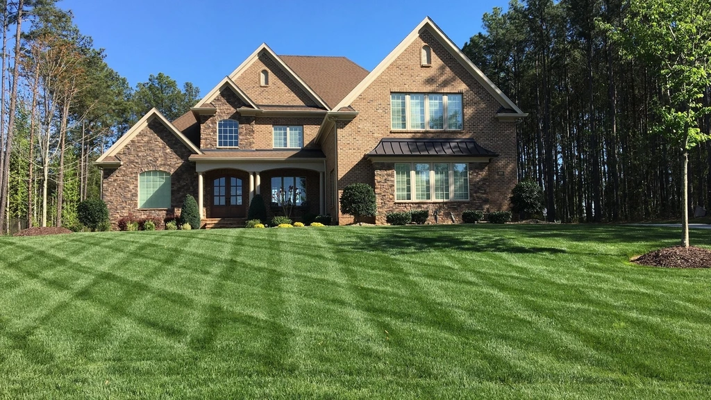 banner-home-with-perfect-front-lawn_1024